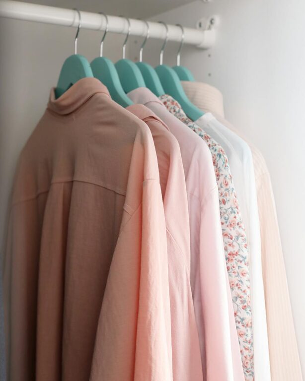How to Build a Basic Capsule Wardrobe: A Step-by-Step Guide